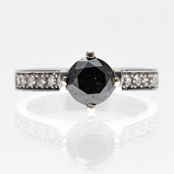 RING, 14K vitguld med en svart samt 12 briljantslipad diamanter ca1,09 ct resp tot ca 0,24ct. Tot vikt 3,5 g.