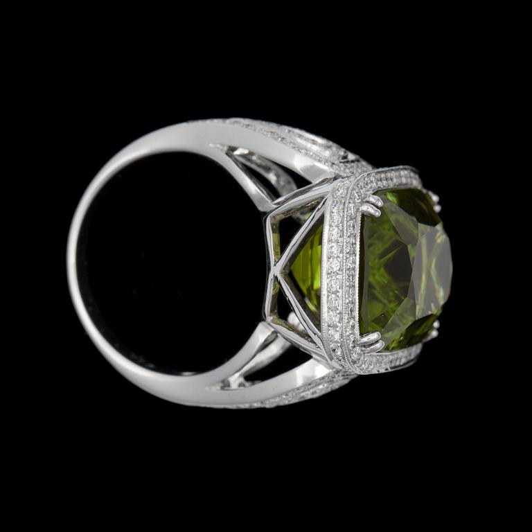 RING, peridot 15.98 ct med briljanter tot ca 0.98 ct.