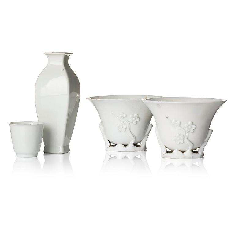 Vas, samt koppar, tre stycken, blanc de chine. Qingdynastin, 1700-tal.