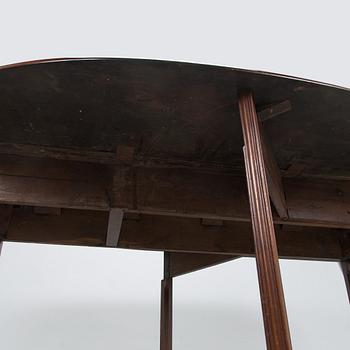 Drop-leaf dining table, England turn of the century 1800/1900.