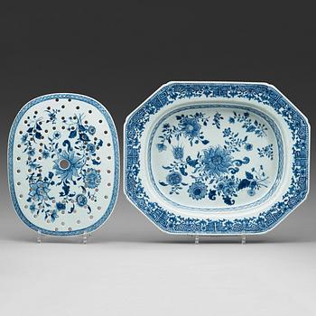 354. A blue and white serving dish with strainer, Qing dynasty, Qianlong (1736-95).