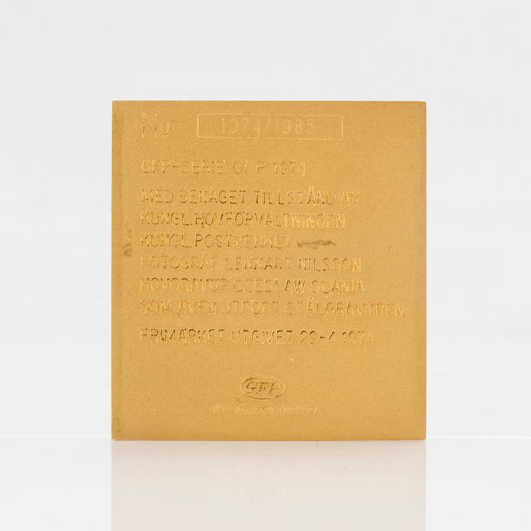An 18K yellow gold plaque numbered 1074/1985 from 1974. Weight ca 27 grams.