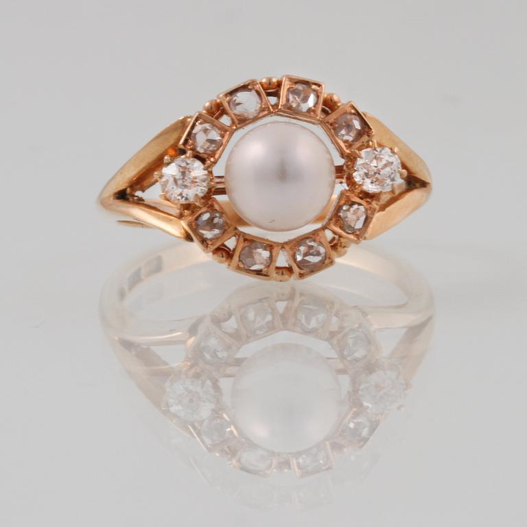 RING, 18K guld med 8 rosenslipade och 2 gammalslipade diamanter samt odlad pärla, Göteborg, 1963. Vikt 4,6 gram.