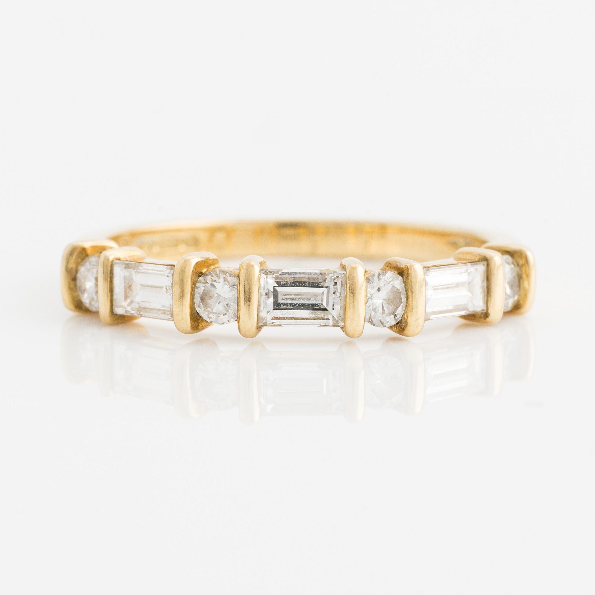 Ring in 18K gold with round brilliant and baguette-cut diamonds.