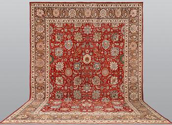 A semi-antique Tabriz carpet, approx. 485 x 343 cm.