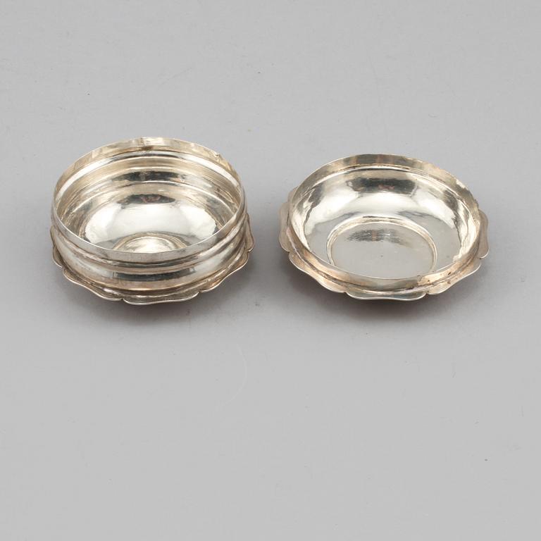 KYRKDOSA, silver, Johan Gustaf Enberg, Vänersborg, 1863, vikt 30 g.