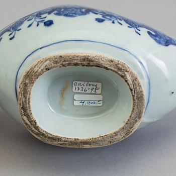 A blue and white export porcelain saucer, Qing dynasty, Qianlong (1736-95).