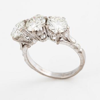 Ring, trestensring, 18K vitguld med tre briljantslipade diamanter.