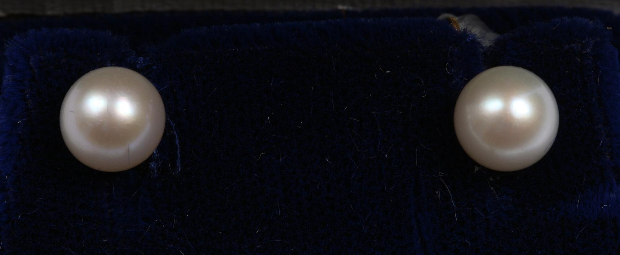 SKJORTKNAPPAR, ett par, 18 K guld samt pärlor, Stockholm, 1962.