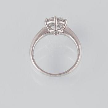 RING, 18K vitguld med briljantslipad diamant ca 2.01 ct. Vikt 3,5 gram.