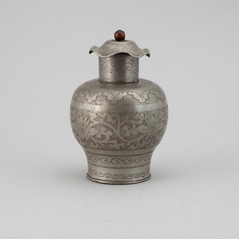 A pewter tea caddy with cover, late Qing dynasty, circa 1900.