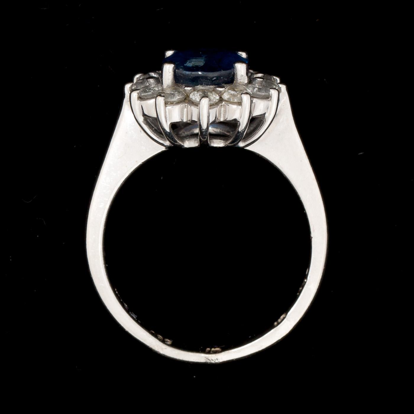 RING, 14k vitguld, safir, gammalslipade diamanter, ca 0.60ct. Vikt ca 4g.