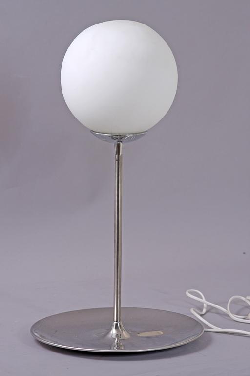 BORDSLAMPA, metall och glas, 1900-talets andra hälft.