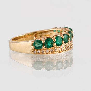 RING, 18K guld med briljantslipade diamanter ca 0.23 ct samt fasettslipade smaragder ca 1.13 ct. Vikt 3,7 gram.