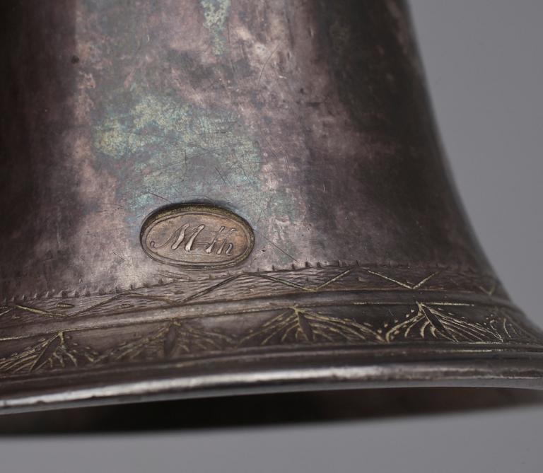 BORDSKLOCKA samt KANNA, silver bla Johan Petter Hedman Norrköping 1831. Totalvikt ca 215 gr.