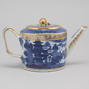 A late 18th century porcelian chinese teapot.