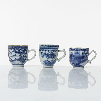 A set of fourteen Chinese porcelain pieces, Qing dynasty, 18th-19th Century.