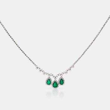 COLLIER med droppslipade smaragder, totalt  4.68ct samt briljantslipade diamanter totalt 3.49ct.