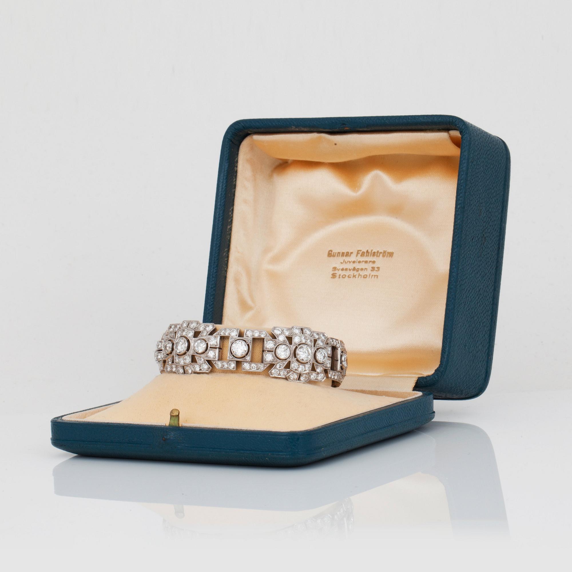 ARMBAND med briljantslipade diamanter totalt ca 10.00 ct, 1940-tal.