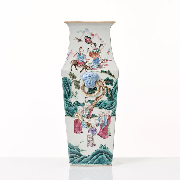 VAS, porslin. Qingdynastin, 1800-tal.