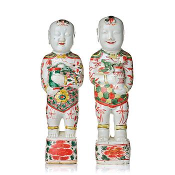 964. Two famille verte figure of boys, Qing dynasty, Kangxi (1662-1722).