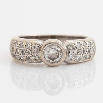 18K white gold and brilliant cut diamond ring.