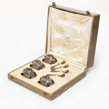 Four French silver salt cellars with spoons, mark of Oilier & Caron,  Paris, 1910-1936.
