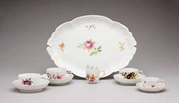 PARTI KOPPAR MED FAT 23 st SAMT BRICKA, porslin, bla Berlin och Meissen, 1800-1900-tal.