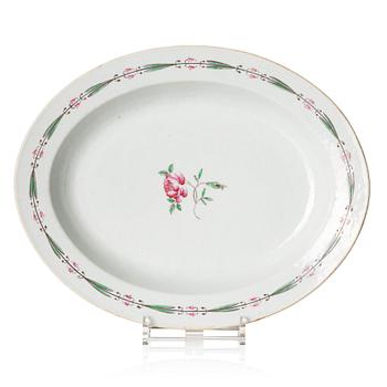 1168. A famille rose serving dish, Qing dynasty, Qianlong (1736-95).