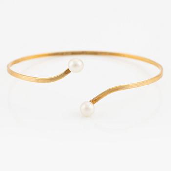 Bangle 18K gold with cultured pearls.