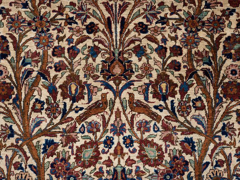 A RUG. A semi-antique silk Kashan. 205,5 x 131,5 cm.
