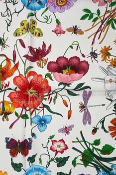 Gucci, a 'Flora' twill silk scarf.