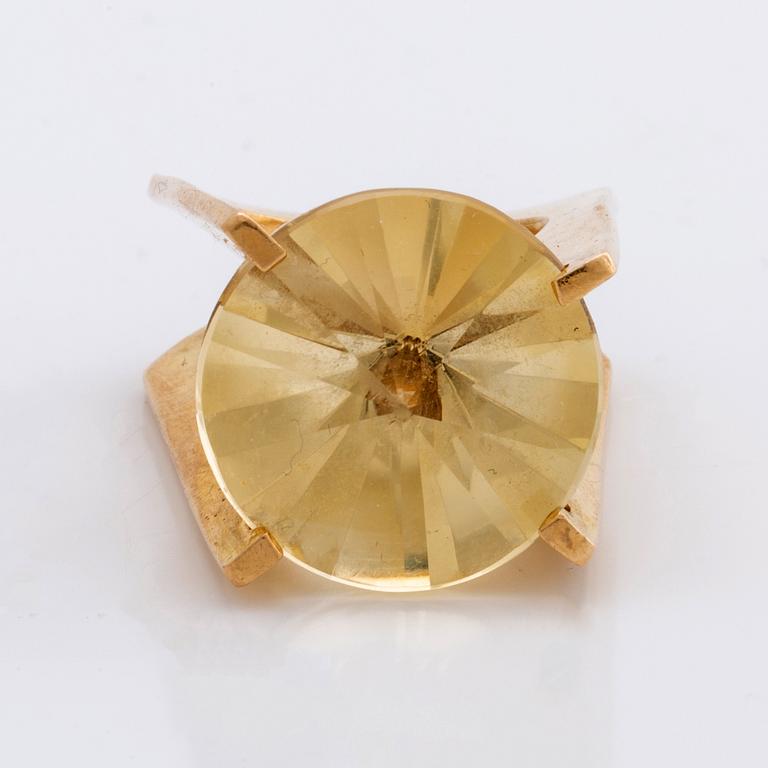 RING 18K gold with 1 citrin approx 18 x 18 mm, total weight 15 g, Stockholm 1967.