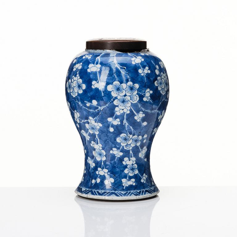 A blue and white Chinese vase, Qing dynasty, Kangxi (1662-1722).