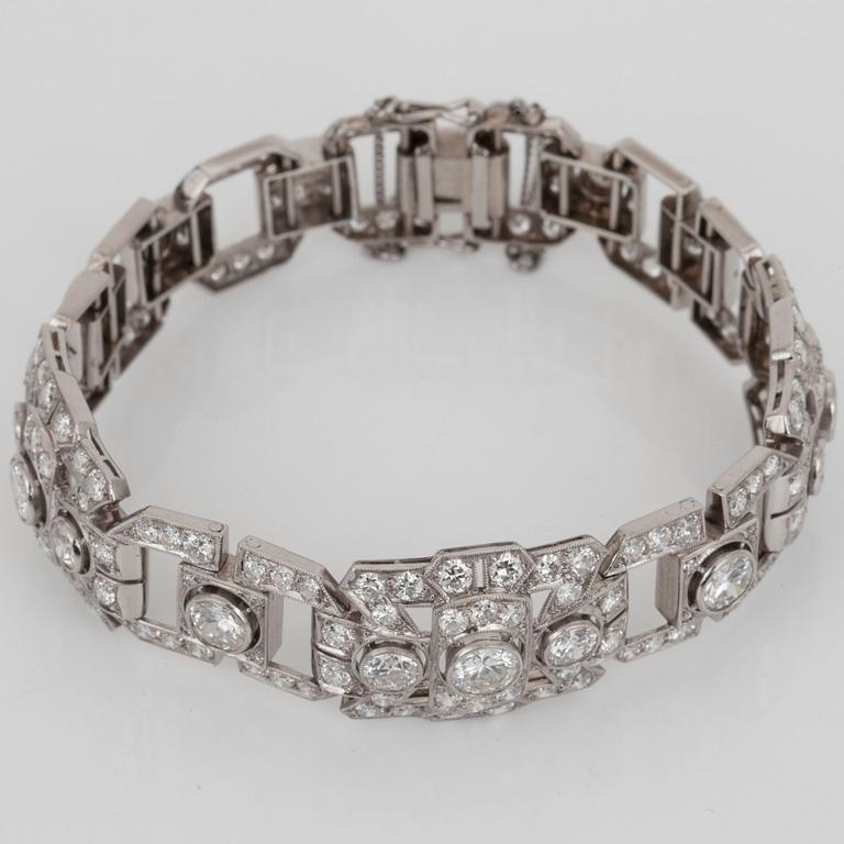 A 1940's brilliant-cut diamond bracelet. Total carat weight of diamonds circa 10.00 cts.