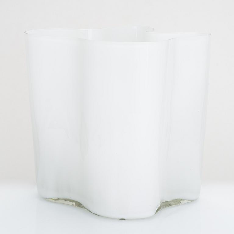 Alvar Aalto, a '3031' vase signed Alvar Aalto 3031.