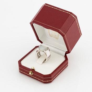 Cartier ring 18K vitguld med en cabochonslipad månsten.