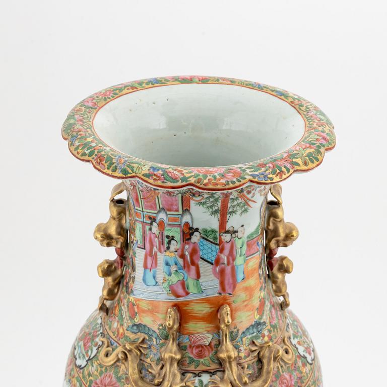 A large famille rose Canton vase, Qing dynasty, 19th Century.