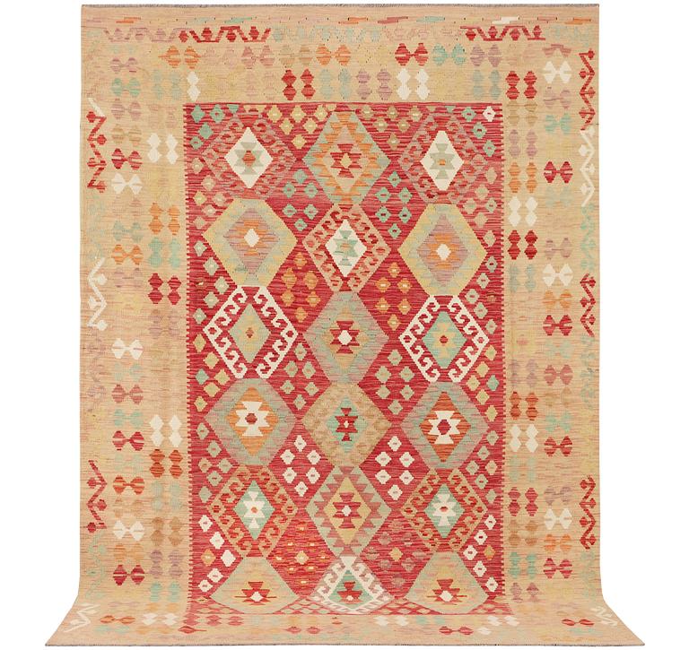 A Kelim carpet, c. 292 x 202 cm.
