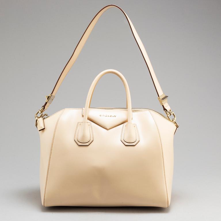 GIVENCHY, an 'Antigona Medium' calfskin leather handbag.