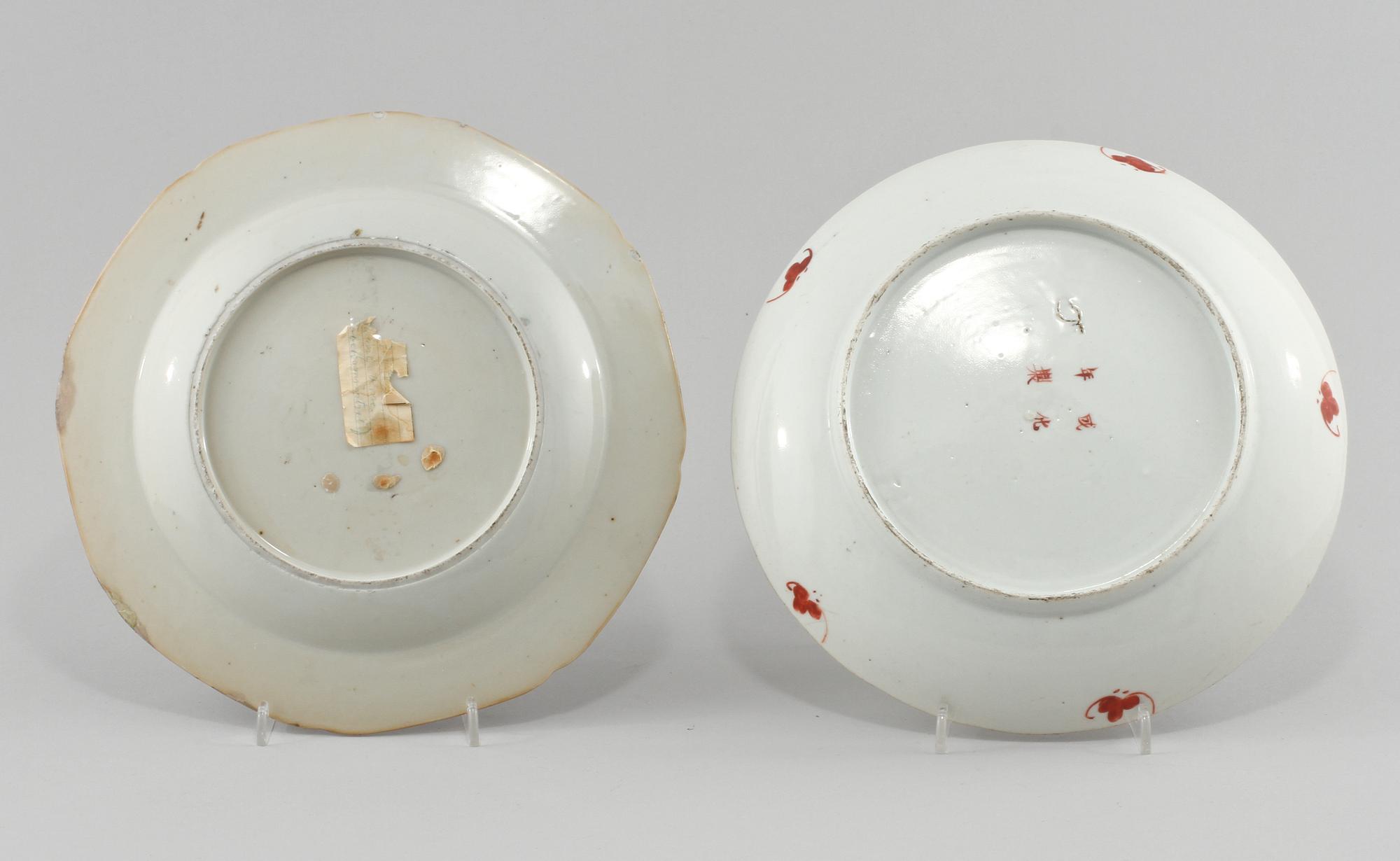 TALLRIKAR, 2 st, porslin, Kina, 1700-tal samt tidigt 1900-tal.