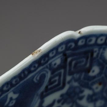 A chinese porcelain 18th century serving dish.