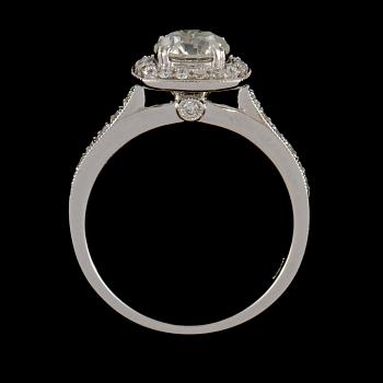 RING, 18K vitguld med briljantslipad diamant 0.95 ct samt små briljantslipade diamanter 0.22 ct. Vikt 4,3 gram.