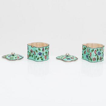 Kryddset på bricka, silver och emalj, Korea 1900-talets senare hälft.