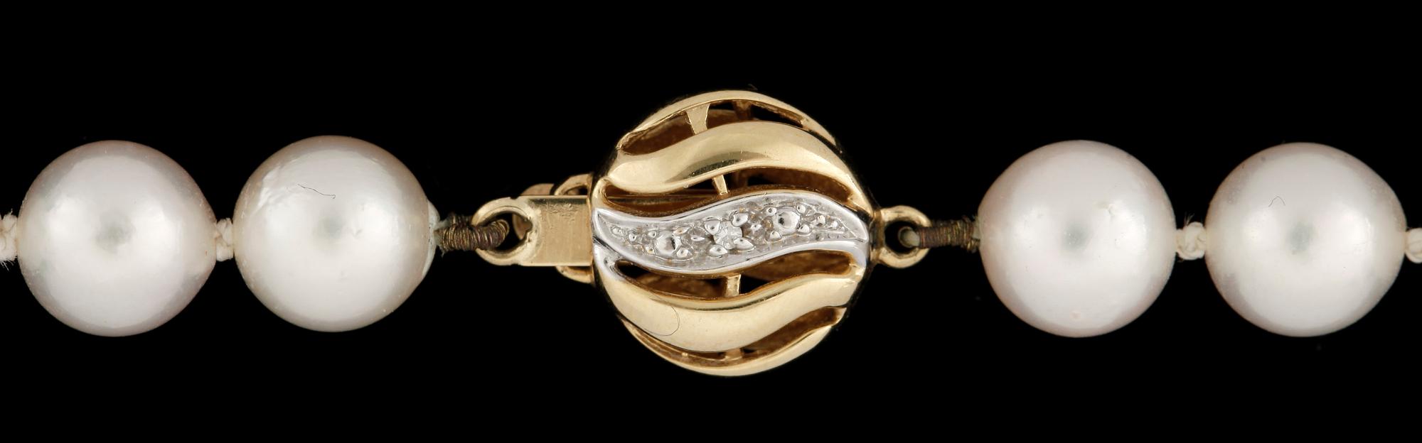 PÄRLCOLLIER, odlade saltvattenspärlor med lås i 18k guld, 1900-talets andra hälft.
