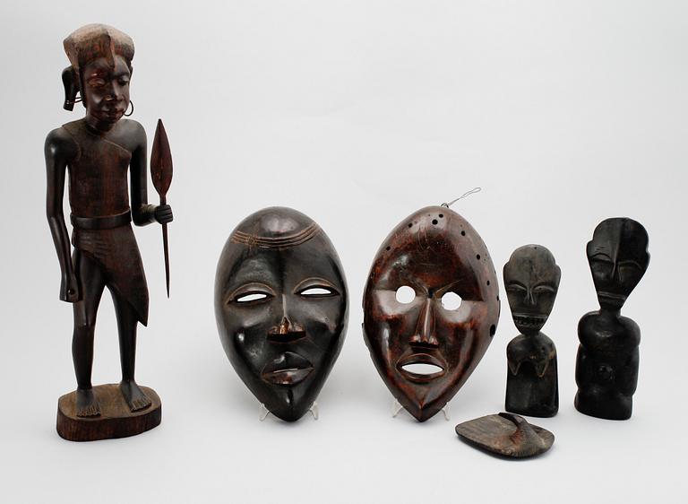 AFRIKANSKA FÖREMÅL, 5 st, skuret trä, sannolikt 1900-tal.
