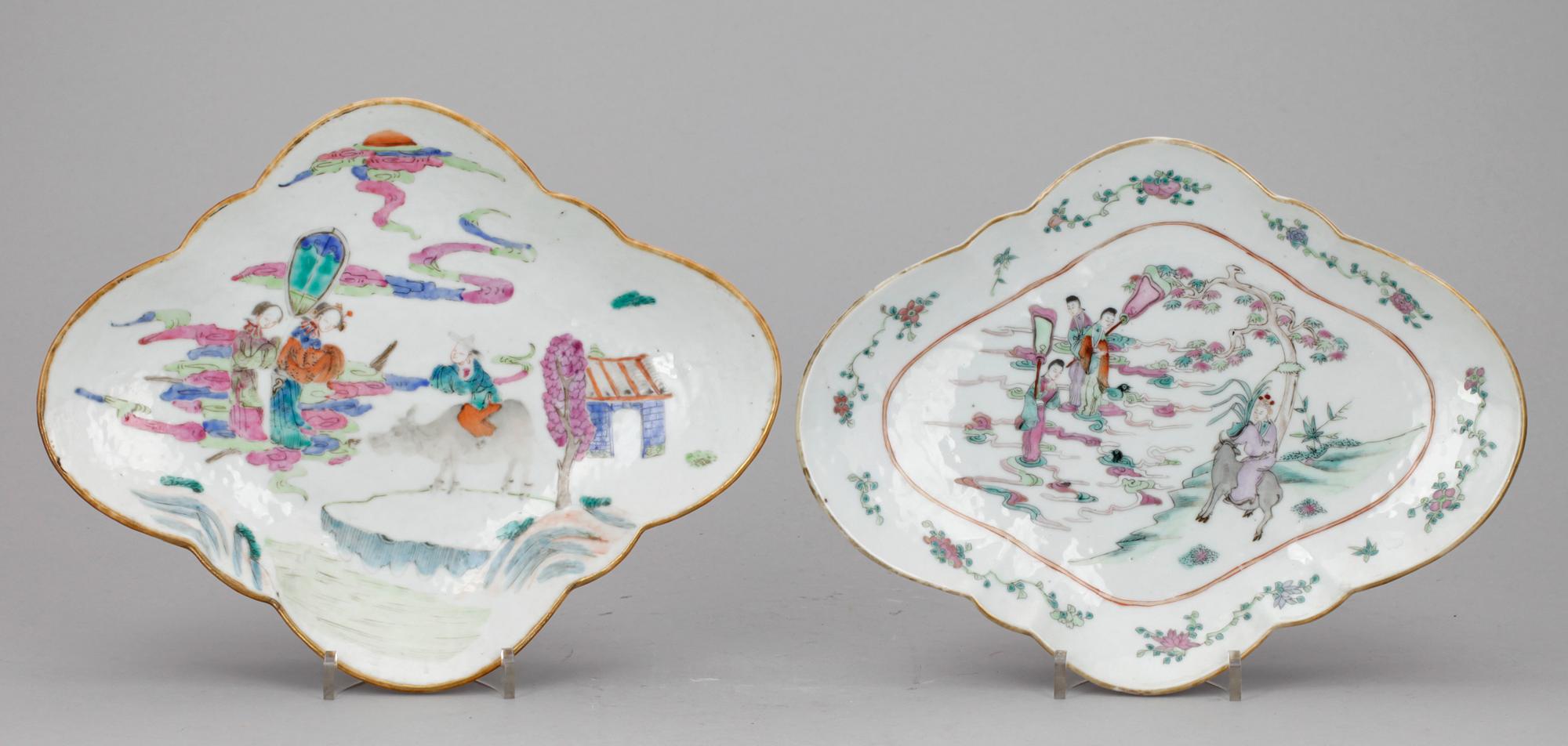 FAT PÅ FOT, 2 st,  porslin, Kina 1900-tal.