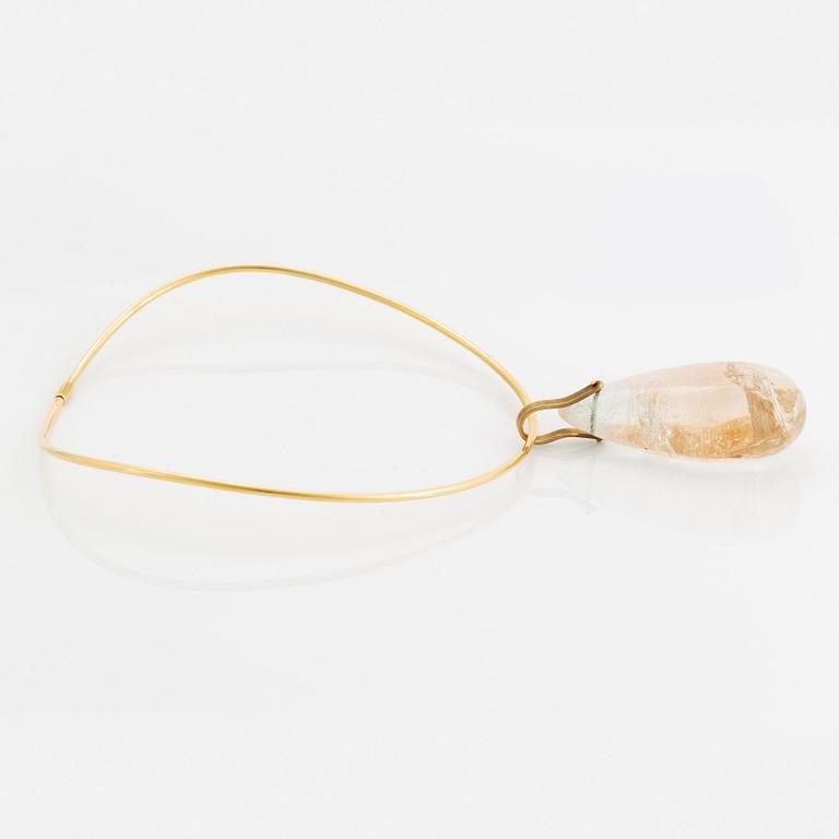 A Tina Karlsson 18K gold necklace with a large quartz drop.