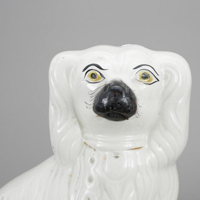 FIGURINER ett par, flintgods, Staffordshire, England, 1900-talets första hälft.,