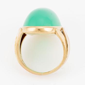 Ring, W.A Bolin, 18K guld med oval cabochonslipad krysopras.